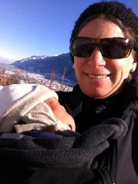 Maman-et-bebe-en-portage-dehors-J-allaite-au-naturel