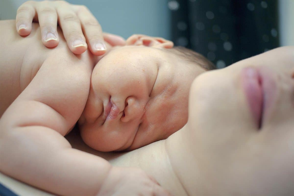 Nouveau-né en peau à peau contre sa maman : soins des premiers jours après la frénectomie