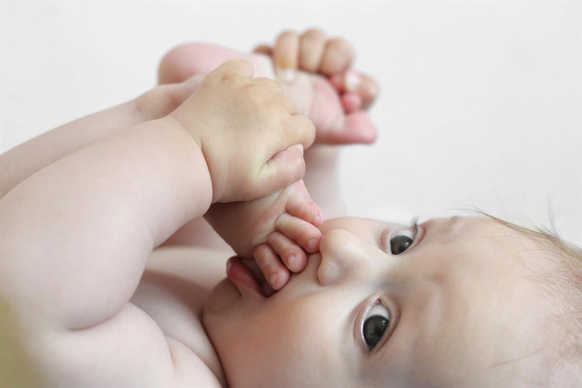 Bébé qui explore sa bouche : jeux de langue après la frénectomie